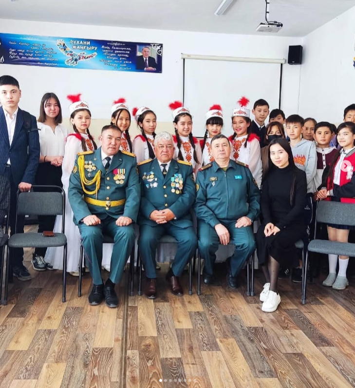 27.04.2022 күні ҚР Қарулы күштеріне 30-жыл толуына байланысты АӘТД оқытушысы Касимов Е.С және мектеп тәлімгері Нұрмағамбет Б.Н «Ер-елінің қорғаны» атты кездесу кешін өткізді