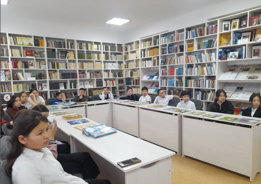 16 апреля в библиотеке КГУ “СОШ№12” совместно с филиалом библиотеки поселка Восточный было проведено мероприятие, посвященное 100-летию Нургисы Тлендиева, с учащимися 5”А” класса.