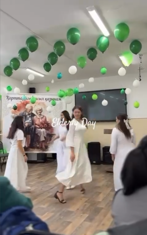 Сегодня в нашей школе прошёл праздничный концерт в честь Дня пожилых.