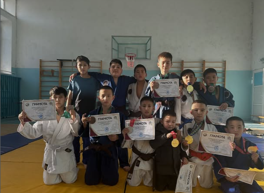 Мектебімізде 2 - ші жыл қатарынан өткізіліп отырған қалалық ашық біріншілігіміз аяқталды✅🏆 Былтырғы жылға қарағанда командалар саны артты, кіші топтағы балаларымызды бақ сынатып, күрестіріп алдық✅ Шүкір, жеңісті күндеріміз көп болсын✅🏆⚔️