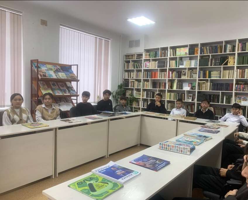 В библиотеке КГУ”СОШ№12”совместно с сотрудниками библиотеки пос.Восточный был проведен историко-познавательный час “Яркая звезда», посвященный 190-летию Ч.Валиханова с участием учащихся 8”Д” класса. Цель: познакомить с биографией историка, географа