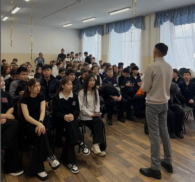 8 декабря 2025 года в нашей школе проводилось мероприятие, направленное на предупреждение детской и подростковой преступности. В ходе мероприятия учащимся старших классов были продемонстрированы тематические видеоролики