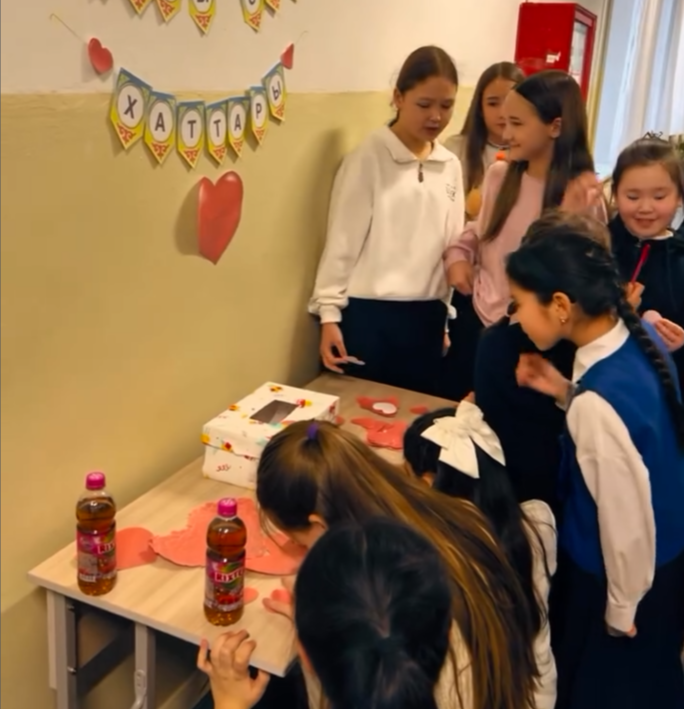 💌 В нашей школе прошла добрая и душевная акция «Письма с тёплыми словами»!  📬 В рамках акции учащиеся писали друг другу письма с поддержкой, добрыми пожеланиями и мотивацией. 🌟 Цель — укрепление дружбы, развитие внимательности